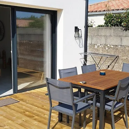 Maison Neuve St Gilles * 圣吉尔-克鲁瓦德维